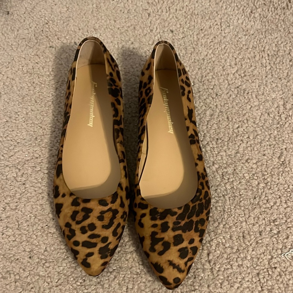 Pointed toe leop print flats